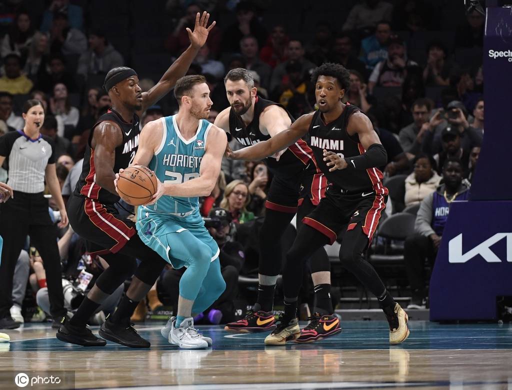 关于从夏洛特黄蜂清晨强势反弹到托特纳姆转会期完成体检，夏洛特黄蜂调整名单备战欧联的信息